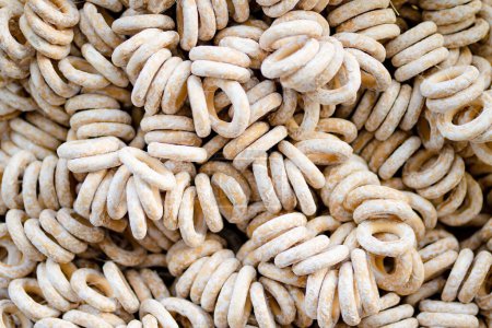 Foto de Panes de rosquillas orgánicas para la venta en el mercado de granjeros al aire libre en Vilna. Feria tradicional de primavera en la capital de Lituania. - Imagen libre de derechos