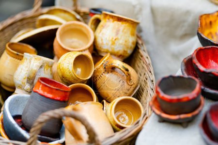 Téléchargez les photos : Plats, vaisselle et cruches en céramique vendus sur le marché de Pâques à Vilnius. La foire annuelle de l'artisanat traditionnel de la capitale lituanienne se tient chaque année en mars dans les rues de la vieille ville. - en image libre de droit