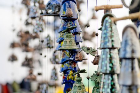 Téléchargez les photos : Colorful ceramic bells and other decorations sold on Easter market in Vilnius. Lithuanian capitals annual traditional crafts fair is held every March on Old Town streets. - en image libre de droit