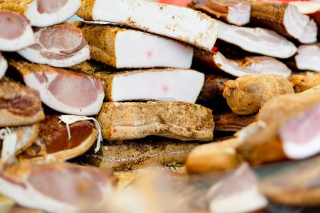 Foto de Selection of assorted home made meats, jerky and sausages on a farmers market in Vilnius, Lithuania. Kaziukas, traditional spring fair in capital of Lithuania. - Imagen libre de derechos