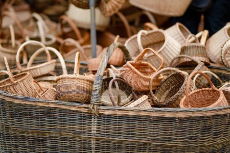 Foto de Wicker baskets of various sizes sold on Easter market in Vilnius. Annual spring fair hold in March on the streets of capital of Lithuania. - Imagen libre de derechos