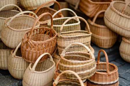 Téléchargez les photos : Wicker baskets of various sizes sold on Easter market in Vilnius. Annual spring fair hold in March on the streets of capital of Lithuania. - en image libre de droit