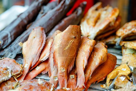 Foto de Selection of assorted home made smoked fish on a farmers market in Vilnius, Lithuania. Kaziukas, traditional spring fair in capital of Lithuania. - Imagen libre de derechos