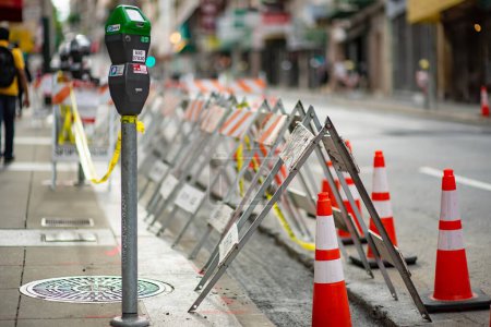 Téléchargez les photos : SAN FRANCISCO, USA - APRIL 2016: Parking meter in a busy street of downtown city of San Francisco, USA. - en image libre de droit