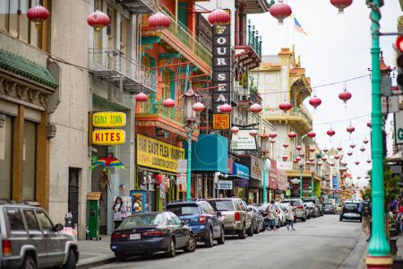 Téléchargez les photos : SAN FRANCISCO, USA - APRIL 2016: Everyday busy life in Chinatown of San Francisco, California, USA. - en image libre de droit