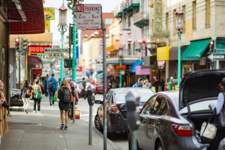 Téléchargez les photos : SAN FRANCISCO, USA - APRIL 2016: Everyday busy life in Chinatown of San Francisco, California, USA. - en image libre de droit