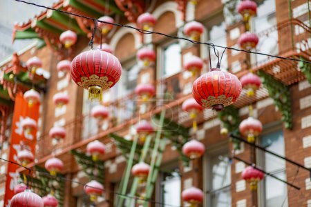 Foto de SAN FRANCISCO, USA - APRIL 2016: Beautiful red Chinese lanterns in Chinatown of San Francisco, California, USA - Imagen libre de derechos