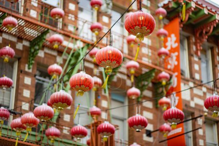 Téléchargez les photos : SAN FRANCISCO, USA - APRIL 2016: Beautiful red Chinese lanterns in Chinatown of San Francisco, California, USA - en image libre de droit
