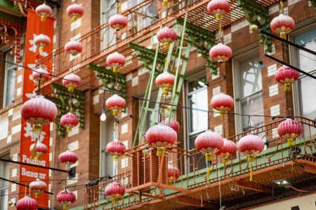 Téléchargez les photos : SAN FRANCISCO, USA - APRIL 2016: Beautiful red Chinese lanterns in Chinatown of San Francisco, California, USA - en image libre de droit