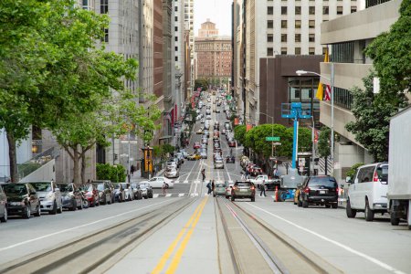 Téléchargez les photos : SAN FRANCISCO, USA - APRIL 2016: Downtown city life in a busy street of San Francisco, USA. - en image libre de droit