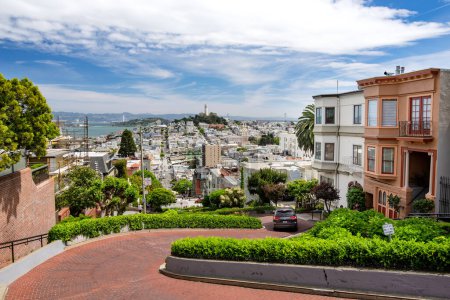 Foto de SAN FRANCISCO, USA - APRIL 2016: Famous Lombard street, one of the most famous landmark and the crookedest street in the world. San Francisco, California, USA - Imagen libre de derechos