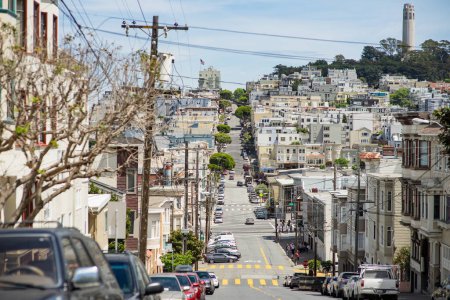 Foto de SAN FRANCISCO, USA - APRIL 2016: Downtown city life in a busy street of San Francisco, USA. - Imagen libre de derechos