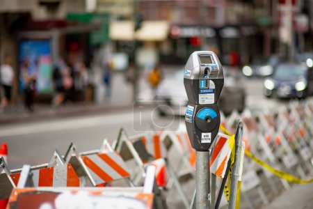 Téléchargez les photos : SAN FRANCISCO, USA - APRIL 2016: Parking meter in a busy street of downtown city of San Francisco, USA. - en image libre de droit