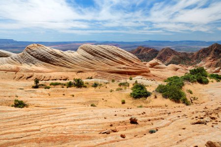 Foto de Scenic view of marvelous red and white sandstone formations of Yant Flat in Utah, USA. Exploring the American Southwest. - Imagen libre de derechos