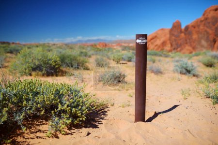 Téléchargez les photos : STAY ON TRAIL sign in sandstone formations of Valley of Fire State Park, Nevada, USA. Exploring the American Southwest. - en image libre de droit