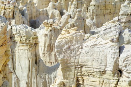 Téléchargez les photos : Stunning view of white striped sandstone hoodoos in Coal Mine Canyon near Tuba city, Arizona, USA. Exploring the American Southwest. - en image libre de droit