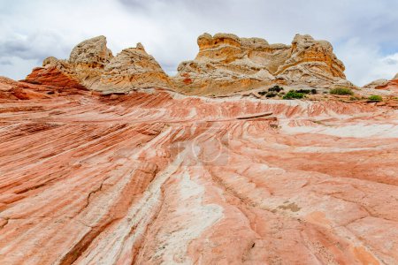 Foto de Mindblowing shapes and colors of moonlike sandstone formations in White Pocket, Arizona, USA. Exploring the American Southwest. - Imagen libre de derechos