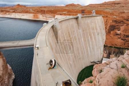 Foto de Glen Canyon dam on the Colorado River and Lake Powell in Arizona, USA. Exploring the American Southwest. - Imagen libre de derechos