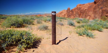 Téléchargez les photos : STAY ON TRAIL sign in sandstone formations of Valley of Fire State Park, Nevada, USA. Exploring the American Southwest. - en image libre de droit