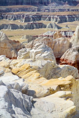 Foto de Stunning view of white striped sandstone hoodoos in Coal Mine Canyon near Tuba city, Arizona, USA. Exploring the American Southwest. - Imagen libre de derechos