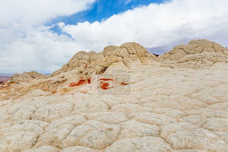 Foto de Amazing shapes and colors of moonlike sandstone formations in White Pocket, Arizona, USA. Exploring the American Southwest. - Imagen libre de derechos