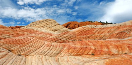 Téléchargez les photos : Scenic view of marvelous red and white sandstone formations of Yant Flat in Utah, USA. Exploring the American Southwest. - en image libre de droit