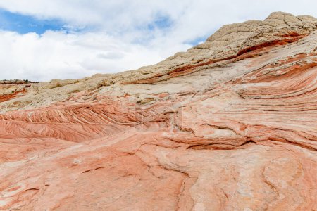 Téléchargez les photos : Mindblowing shapes and colors of moonlike sandstone formations in White Pocket, Arizona, USA. Exploring the American Southwest. - en image libre de droit