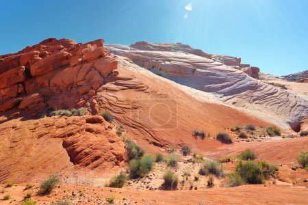 Foto de Amazing colors and shapes of sandstone formations in Valley of Fire State Park, Nevada, USA. Exploring the American Southwest. - Imagen libre de derechos