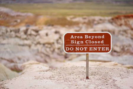 Foto de DO NOT ENTER sign in Petrified Forest National Park, Arizona, USA. Exploring the American Southwest. - Imagen libre de derechos