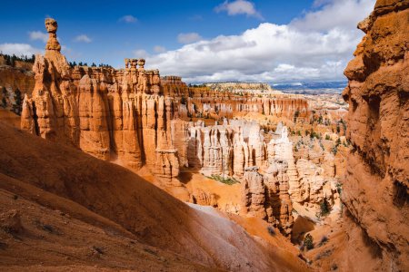 Téléchargez les photos : Scenic view of stunning red sandstone hoodoos in Bryce Canyon National Park in Utah, USA. Exploring the American Southwest. - en image libre de droit