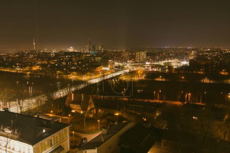 Foto de Vista aérea panorámica del casco antiguo de Vilna y el río Neris al anochecer. Paisaje atardecer. Vista nocturna de Vilna, Lituania. - Imagen libre de derechos