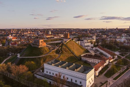 Téléchargez les photos : Beau panorama de la ville de Vilnius au début du printemps. Vue aérienne du lever du soleil. Début du printemps paysage urbain à Vilnius, Lituanie. - en image libre de droit
