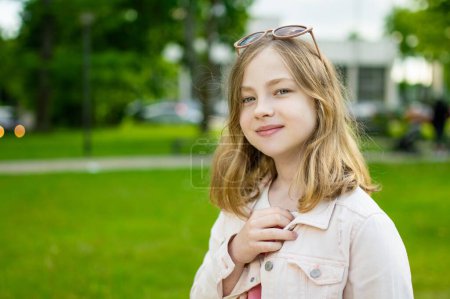 Téléchargez les photos : Jeune fille mignonne s'amusant en plein air sur une journée d'été ensoleillée. Enfant explorant la nature. - en image libre de droit