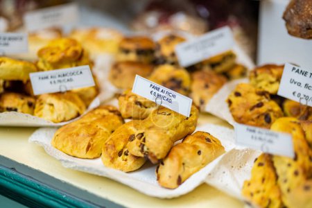 Foto de BERGAMO, ITALIA - ABRIL 2022: Surtido de dulces, pasteles y galletas en exhibición en una pequeña tienda de postres en Bérgamo, Italia - Imagen libre de derechos