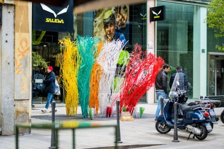 Téléchargez les photos : MILAN, ITALIE - AVRIL 2022 : Projet artistique coloré dans une rue animée du centre de Milan, une métropole du nord de la Lombardie. Milan, Lombardie, Italie. - en image libre de droit