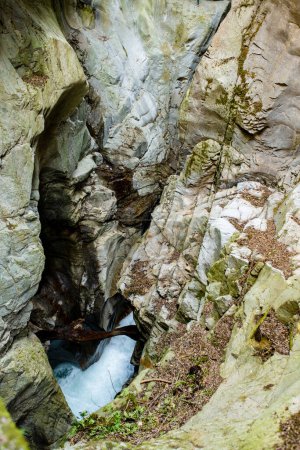 Foto de Orrido di Bellano, desfiladero natural creado por la erosión del río Pioverna, formado en baches gigantescos, barrancos oscuros y cuevas sugerentes. Bellano, Lombardía, Italia. - Imagen libre de derechos