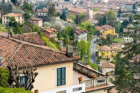 Téléchargez les photos : Vue panoramique de la ville de Bergame au nord-est de Milan. Citta Alta, le quartier supérieur de la ville, connu par les rues pavées et entouré de murs vénitiens. Bergame, Lombardie, Italie. - en image libre de droit