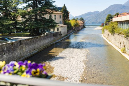 Foto de Río Pioverna que fluye a través de la ciudad de Bellano, situado en la orilla oriental del Lago de Como en la provincia de Lecco. Bellano, Lombardía, Italia. - Imagen libre de derechos