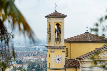Téléchargez les photos : Eglise de Santa Grata Inter Vites à Bergame. Vue panoramique sur Citta Alta, le quartier supérieur de la ville. Bergame, Lombardie, Italie. - en image libre de droit
