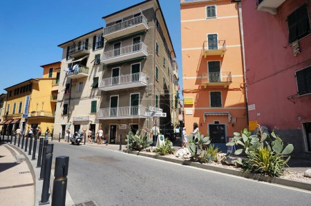 Foto de SAN TERENZO, ITALIA - MAYO 2011: Hermosas calles del pintoresco pueblo de San Terenzo. Golfo de La Spezia, Liguria, Italia, Europa - Imagen libre de derechos
