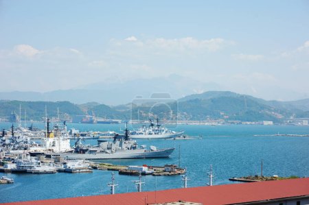 Foto de LA SPEZIA, ITALIA - MAYO 2011: Buques de guerra militares italianos atracaron en el puerto internacional de La Spezia en un soleado día de verano. Golfo de La Spezia, Liguria, Italia, Europa - Imagen libre de derechos