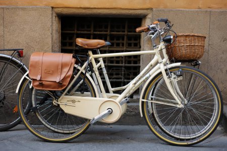 Foto de LUCCA, ITALIA - MAYO 2011: Bicicletas estacionadas en las calles medievales de la ciudad de Lucca, conocida por sus intactas murallas renacentistas y su centro histórico bien conservado. Provincia de Lucca, Toscana, Italia. - Imagen libre de derechos