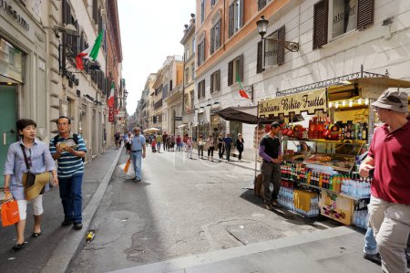 Foto de ROMA, ITALIA - MAYO 2011: Una calle peatonal llena de gente durante el verano en el centro de Roma. Roma, Lazio, Italia. - Imagen libre de derechos