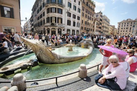 Téléchargez les photos : ROME, ITALIE - MAI 2011 : Fontana della Barcaccia, fontaine baroque en forme de bateau, située au pied de l'emblématique Place d'Espagne, Piazza di Spagna, Rome, Latium, Italie. - en image libre de droit