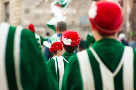 Téléchargez les photos : SIENA, ITALIE - JUILLET 2013 : Des membres de la noble Contrada dell'Oca portant des drapeaux avec une oie couronnée sur le Corteo Storico, un défilé de costumes historiques à Sienne, Toscane, Italie. - en image libre de droit