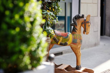 Téléchargez les photos : Cheval jouet en bois dans la rue de Milan. Explorer un centre-ville. Milan, Lombardie, Italie. - en image libre de droit
