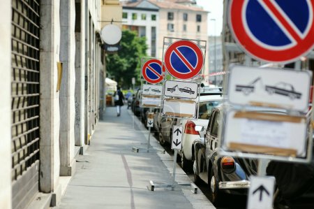Téléchargez les photos : Rangée de voitures stationnées illégalement dans la rue dans le centre de Milan, une métropole du nord de la Lombardie en Italie. Milan, Lombardie, Italie. - en image libre de droit