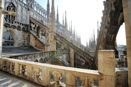 Téléchargez les photos : Détails du toit de la cathédrale de Milan (ou Duomo) sur la place de la cathédrale ou Piazza del Duomo dans le centre de Milan, Lombardie, Italie. - en image libre de droit