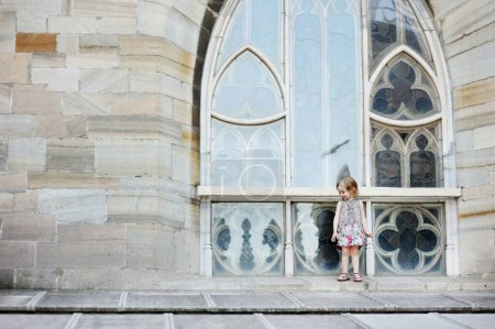 Téléchargez les photos : Petite fille tout-petit sur le toit de la cathédrale de Milan (ou Duomo) sur la place de la cathédrale ou Piazza del Duomo dans le centre de Milan, Lombardie, Italie. - en image libre de droit
