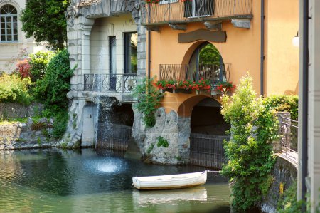 Téléchargez les photos : Bateau amarré près de la vieille maison médiévale dans la ville de Côme, Lac de Côme, Italie, Europe - en image libre de droit